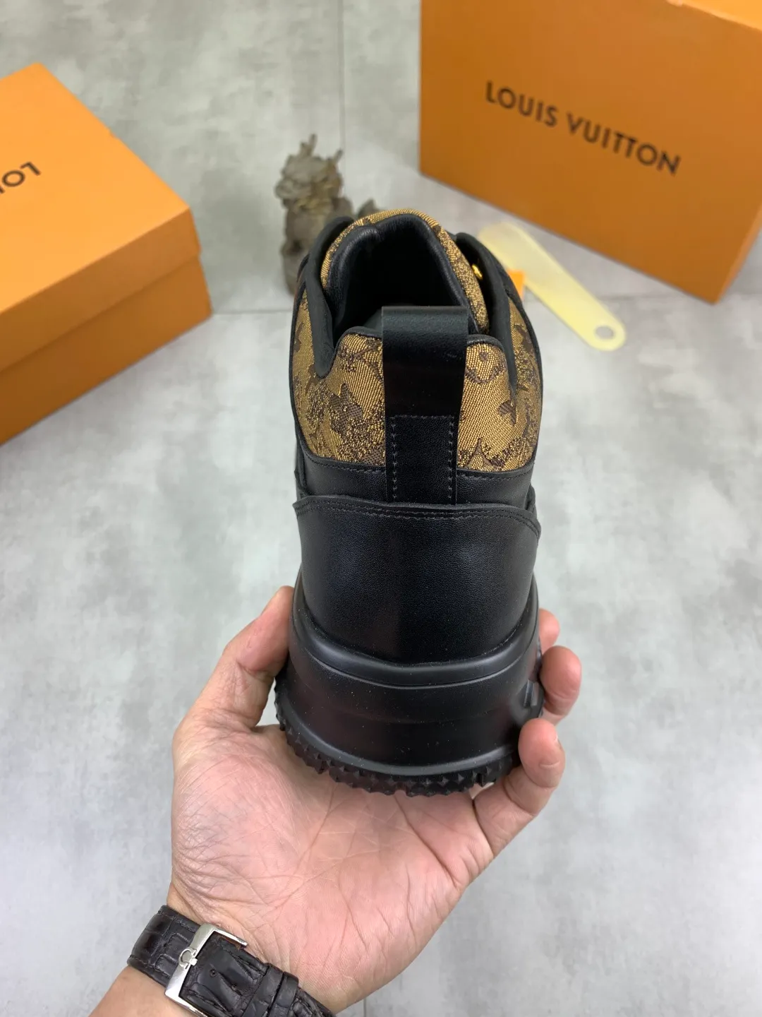Men's men's shoes 💰P440 new style 💶【LOUIS VUITTON) new high top🍀LV Louis Vuitton *—— LV classic high top trendy shoes! Made of imported original soft calfskin, water-dyed pigskin lining. Original wear-resistant rubber outsole! High quality products! Code number: 38-44 Color: 2️⃣colors available